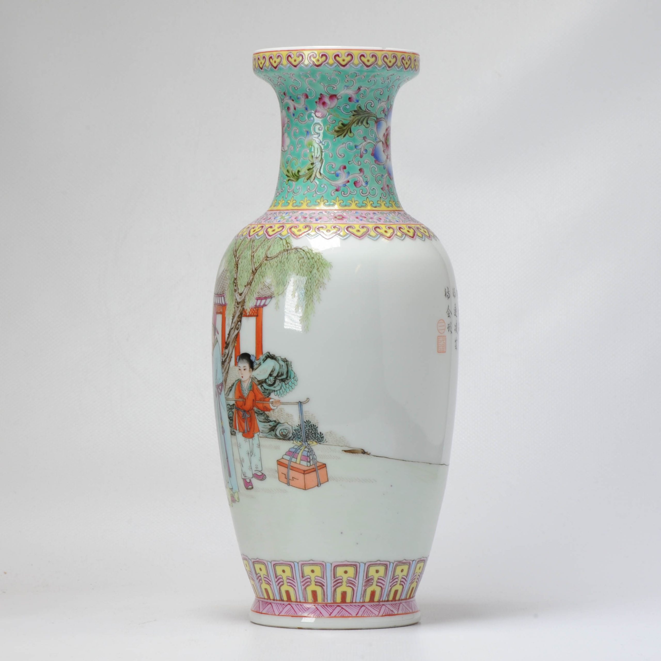 Vintage 1989 or earlier Chinese porcelain PROC Vase with a Pagode Figures China