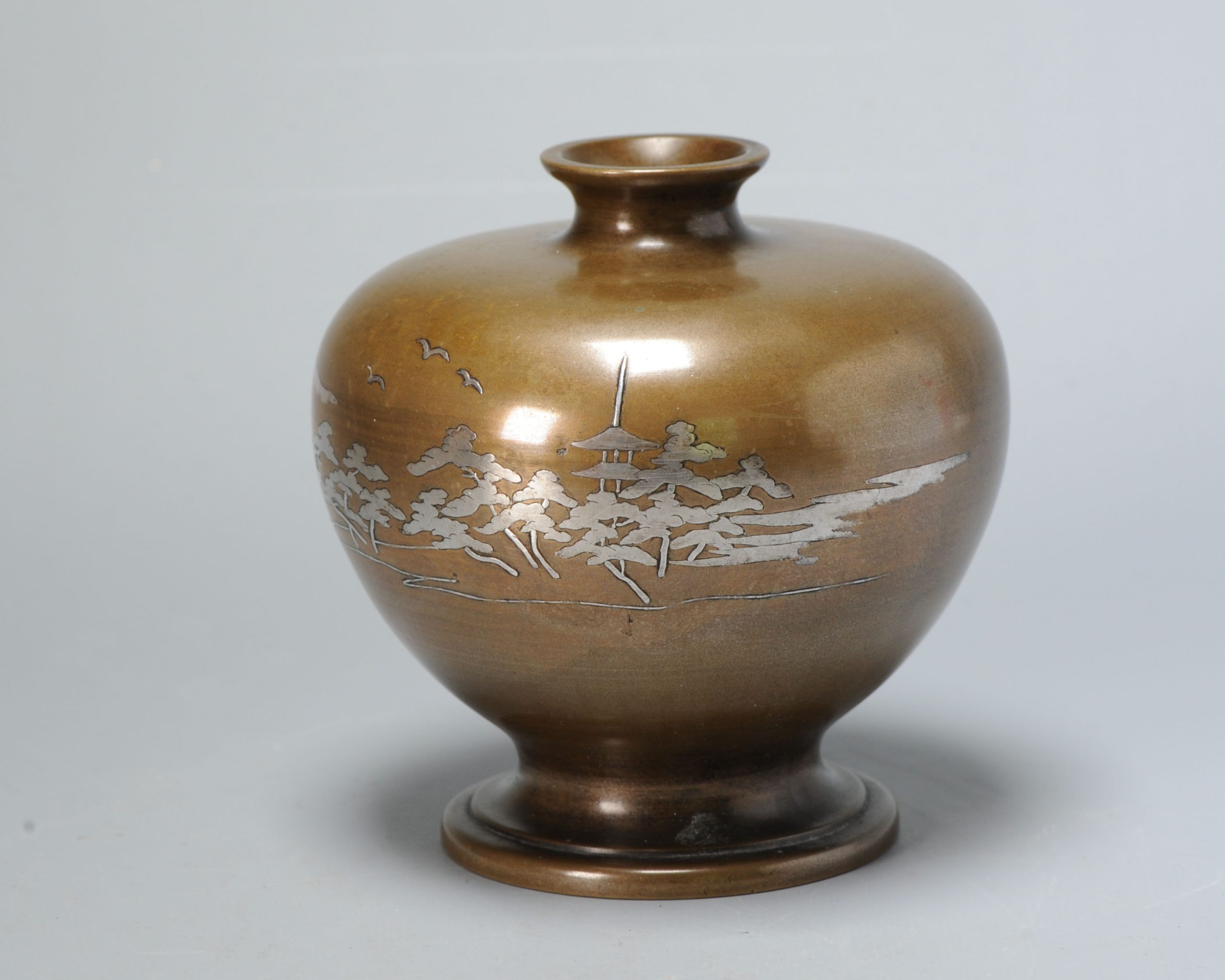 An inlaid shibuichi vase in lovely shape, Landscape, Meiji (1868-1912) era, early 20th