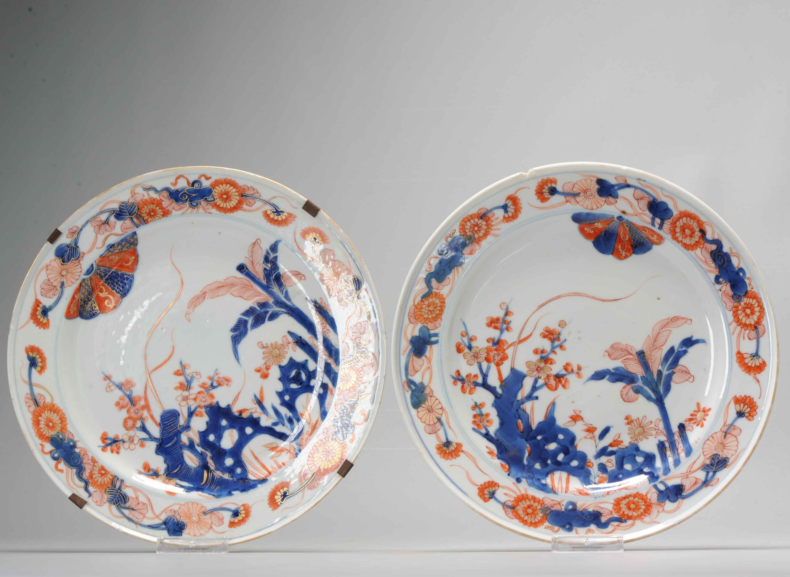 A pair of rare Chinese Porcelain Imari Flat Plates Kangxi Period Floral Marked