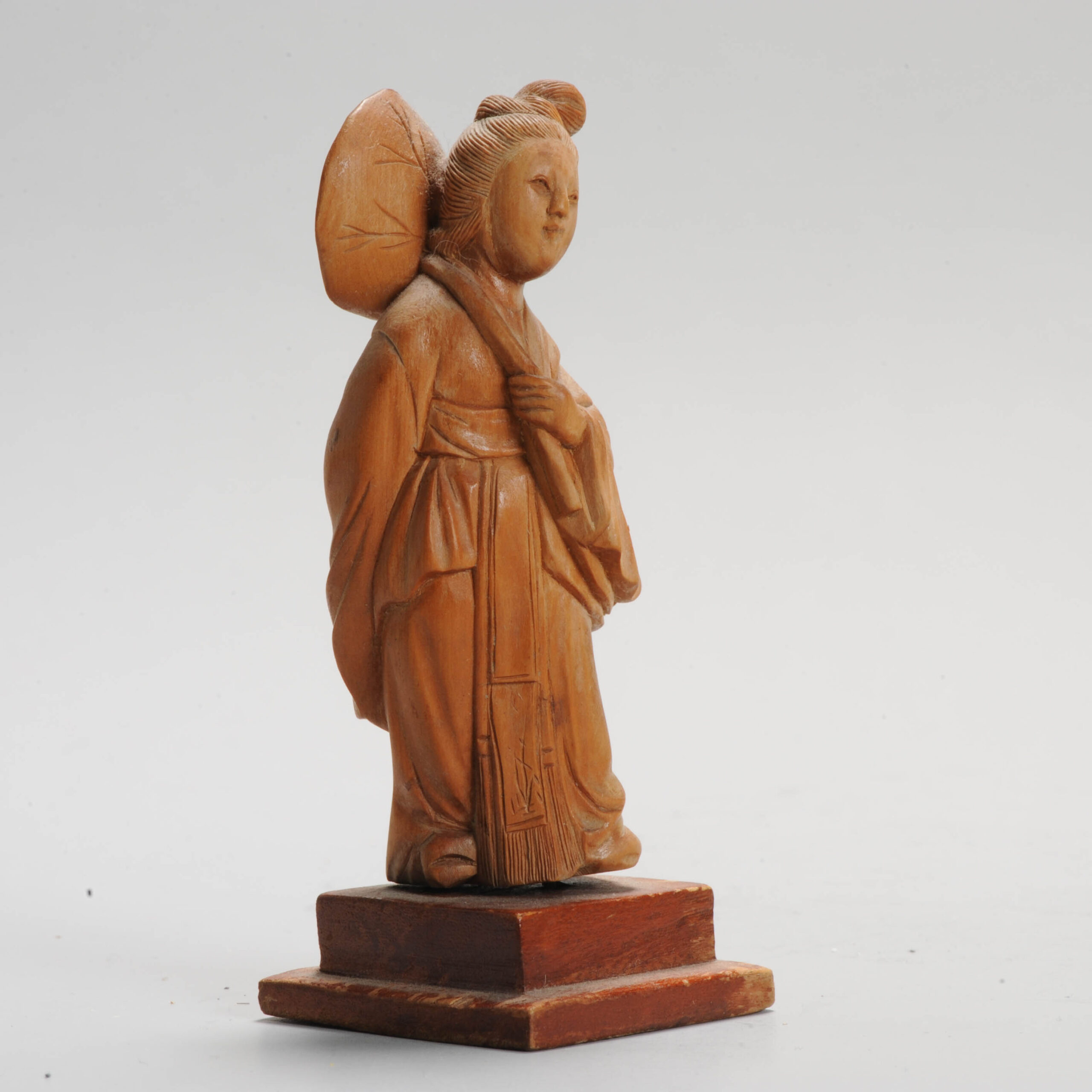 Ca 1900 Fine Chinese Carved Wood Statue of a lady with Parasol