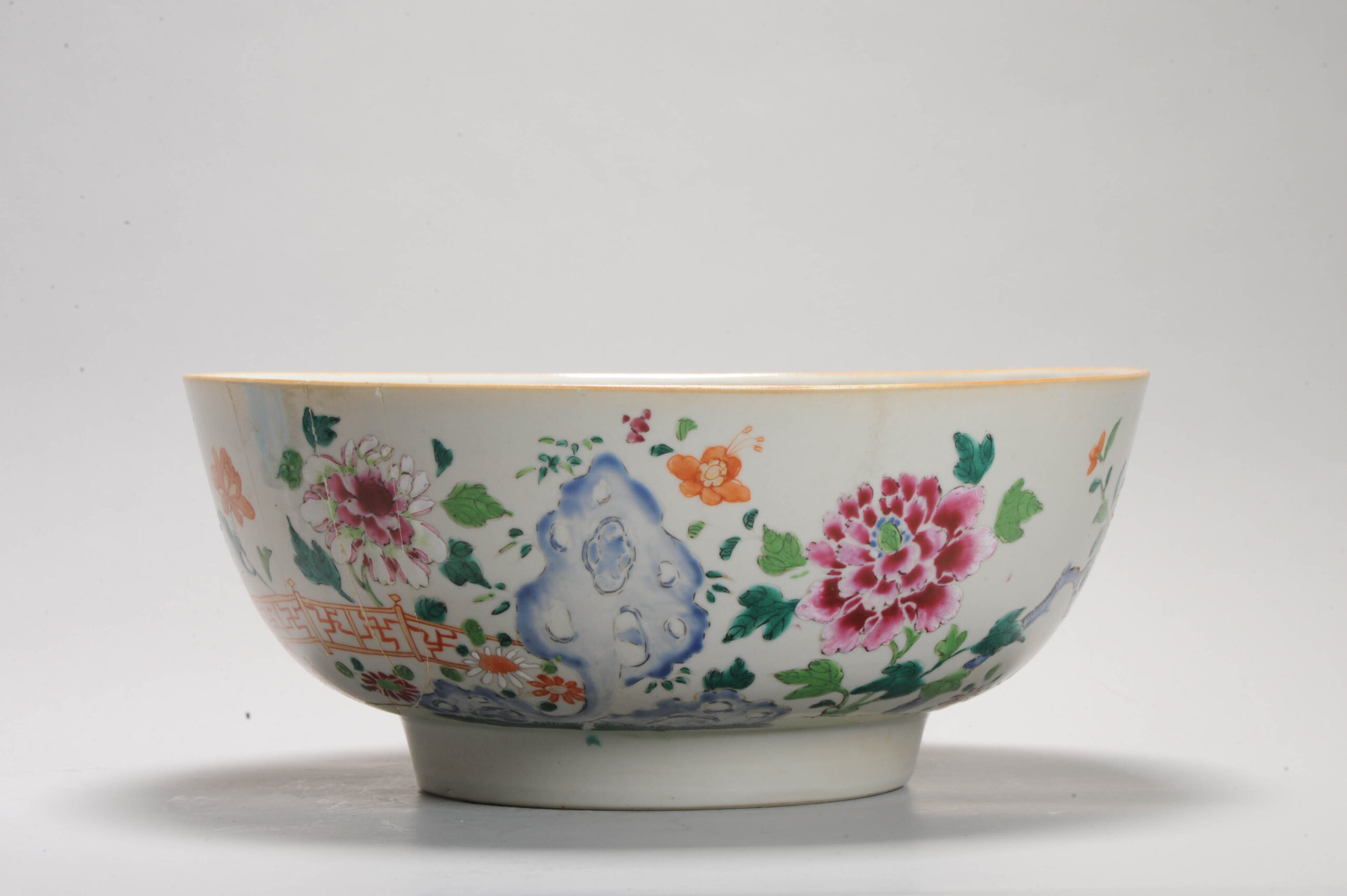 Antique 18th C Chinese Porcelain Bowl with a Harbor scene Chine de Commande Qianlong